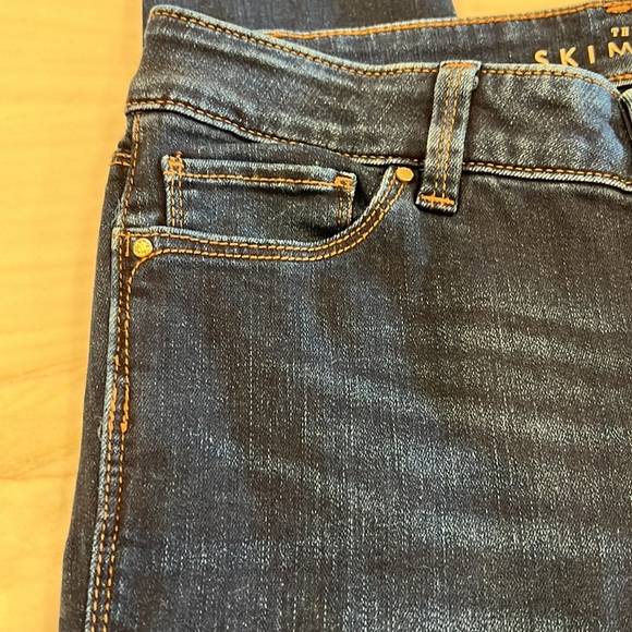 WHBM The Skimmer Jeans with Decorative Buttons at the Legs. - Picture 3 of 8